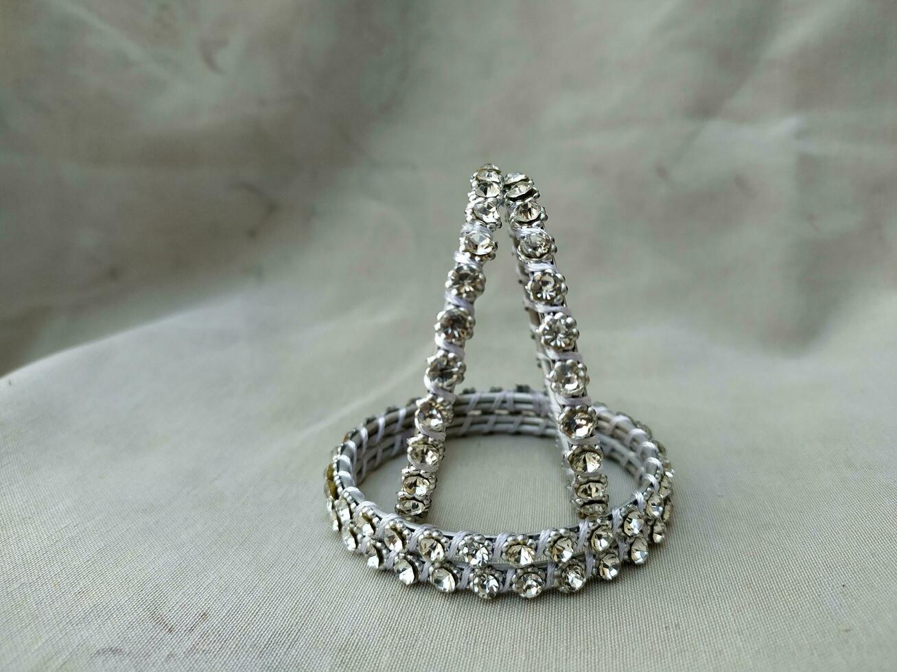 magnifique blanc argent bracelet avec perle ornements photo