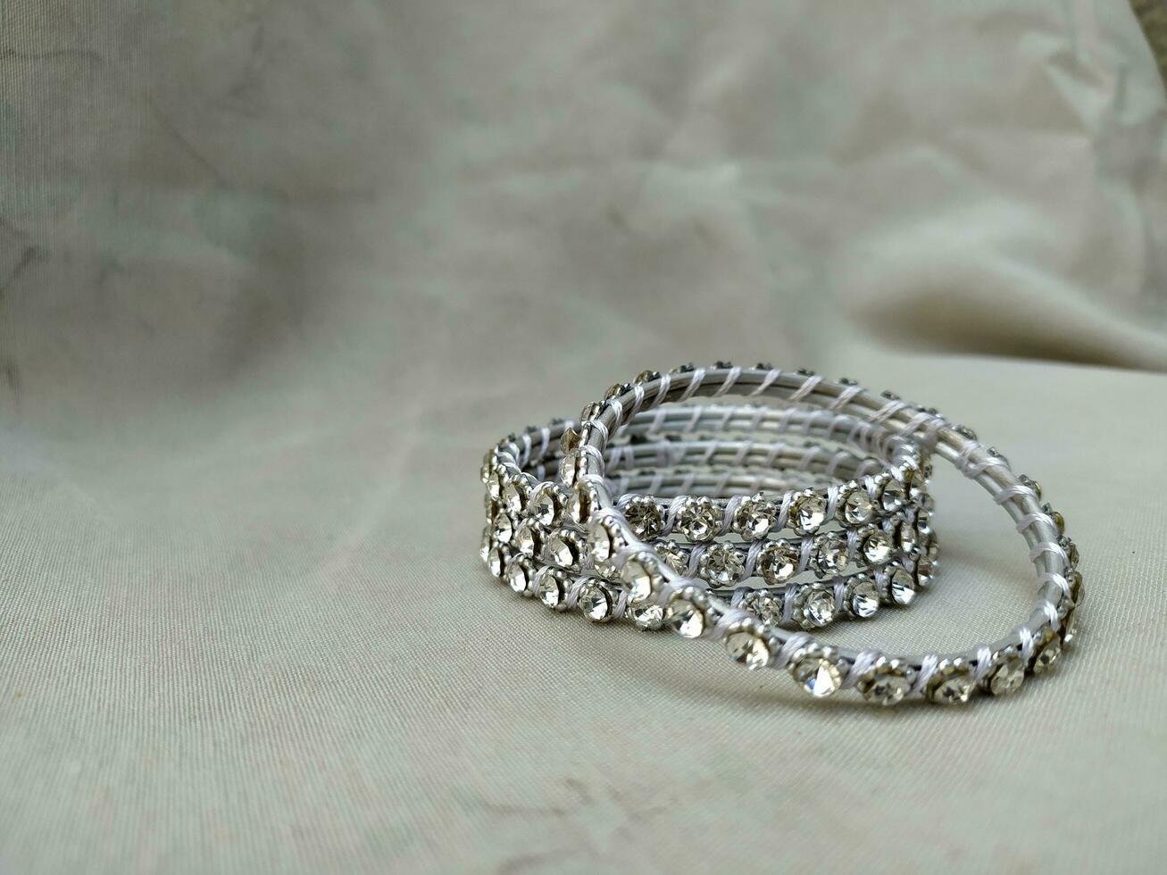 magnifique blanc argent bracelet avec perle ornements photo