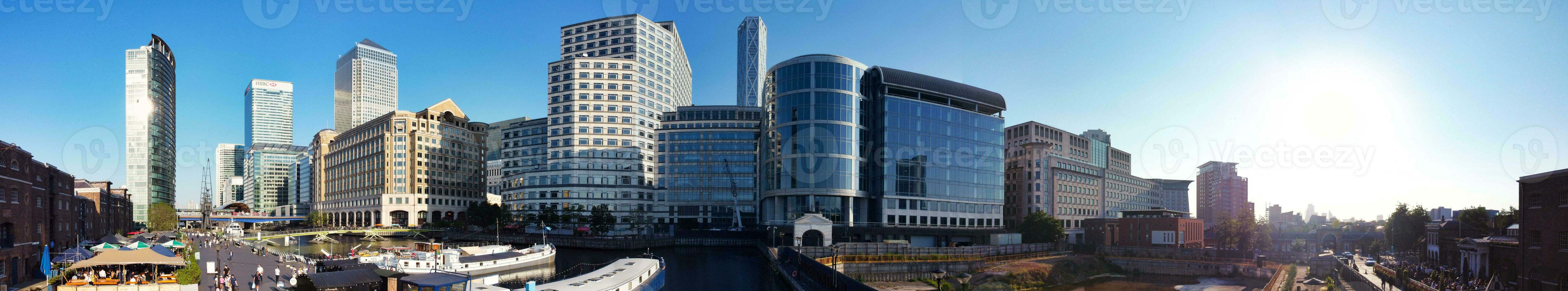 haute angle panoramique vue de canari quai bâtiments à central Londres ville de Angleterre génial grande-bretagne. le métrage a été capturé avec drone caméra à faible altitude sur 08-juin-2023 pendant le coucher du soleil. photo