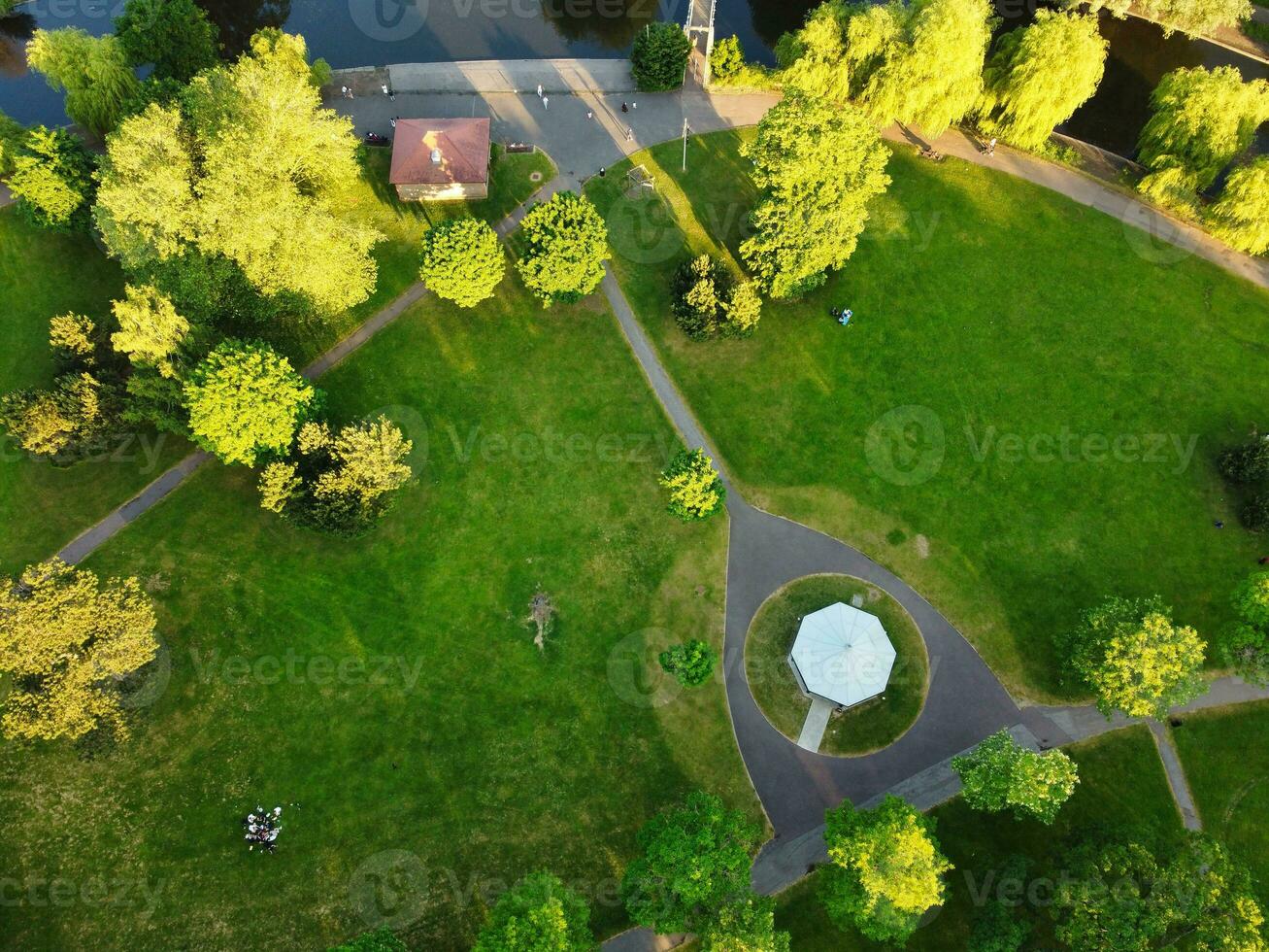 aérien vue de luton ville de Angleterre Royaume-Uni à plus de le mise en garde Publique parc, le drone caméra métrage a été capturé sur juin 13e, 2023 photo