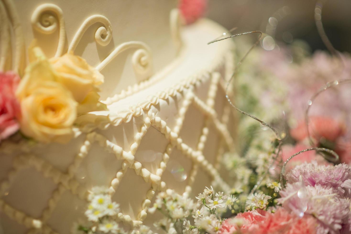 gâteau de mariage blanc avec fleur photo