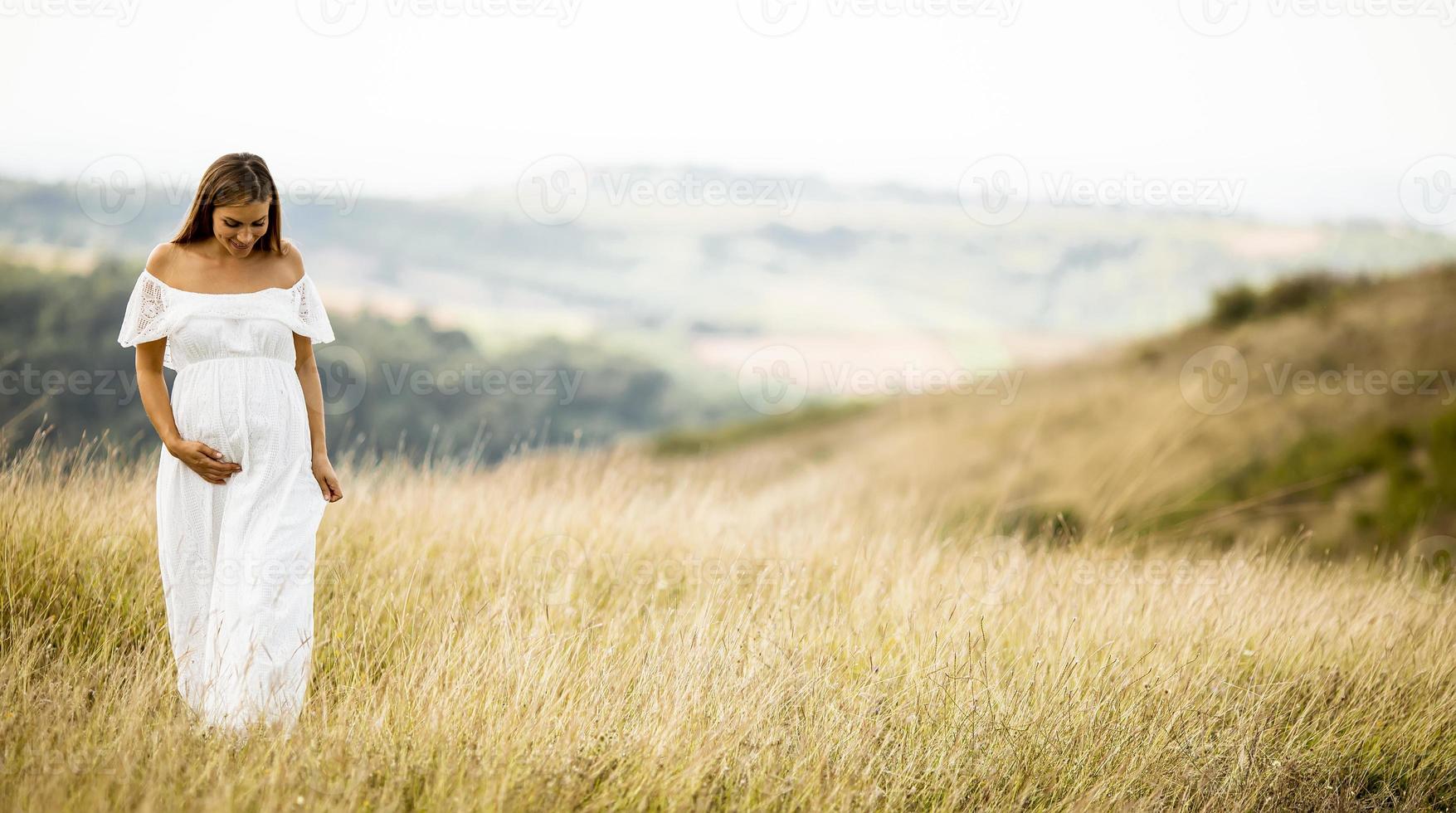 jeune femme enceinte sur le terrain photo