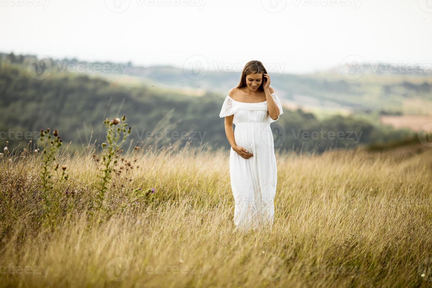 jeune femme enceinte sur le terrain photo