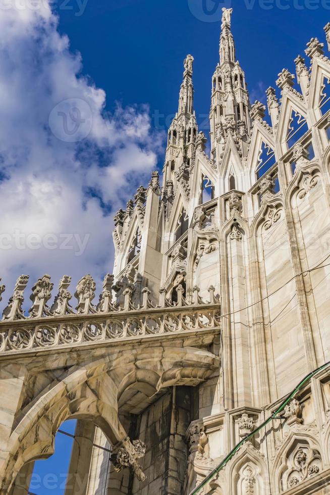 Terrasses sur les toits du Duomo de Milan en Italie photo