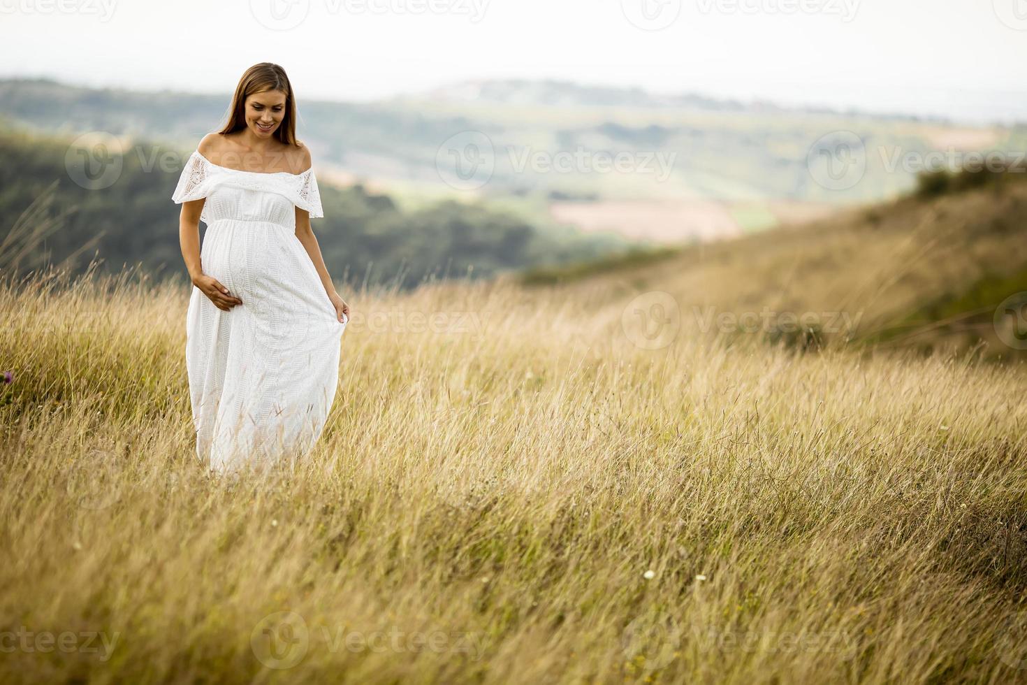 jeune femme enceinte sur le terrain photo