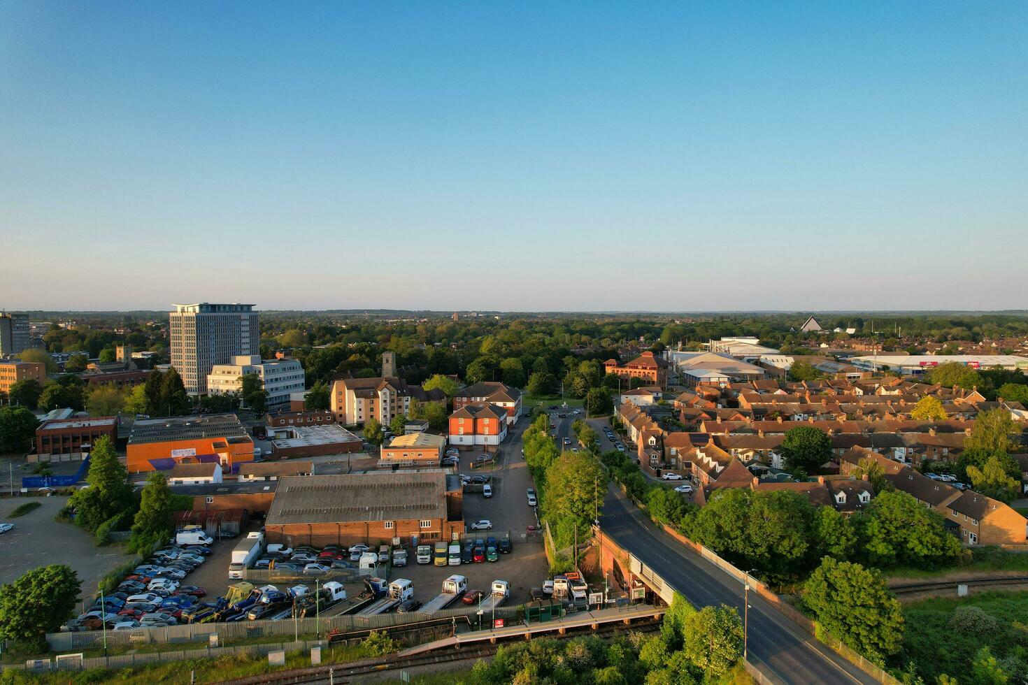 magnifique aérien métrage de central bedford ville de Angleterre génial Bretagne de Royaume-Uni. le du centre-ville métrage a été capturé avec drone caméra de moyen altitude de rivière génial ouse sur 28-mai-2023. photo