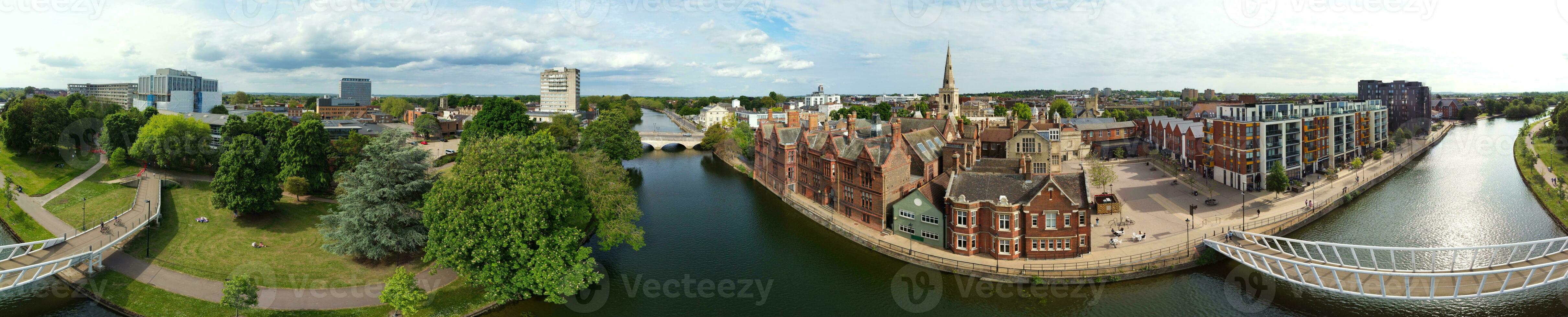 magnifique aérien métrage de central bedford ville de Angleterre. le du centre-ville métrage a été capturé avec drone caméra de moyen altitude sur 28-mai-2023. photo