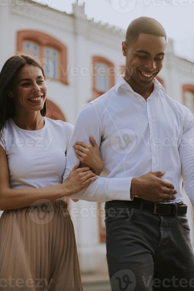 jeune couple multiethnique marchant dans la rue photo