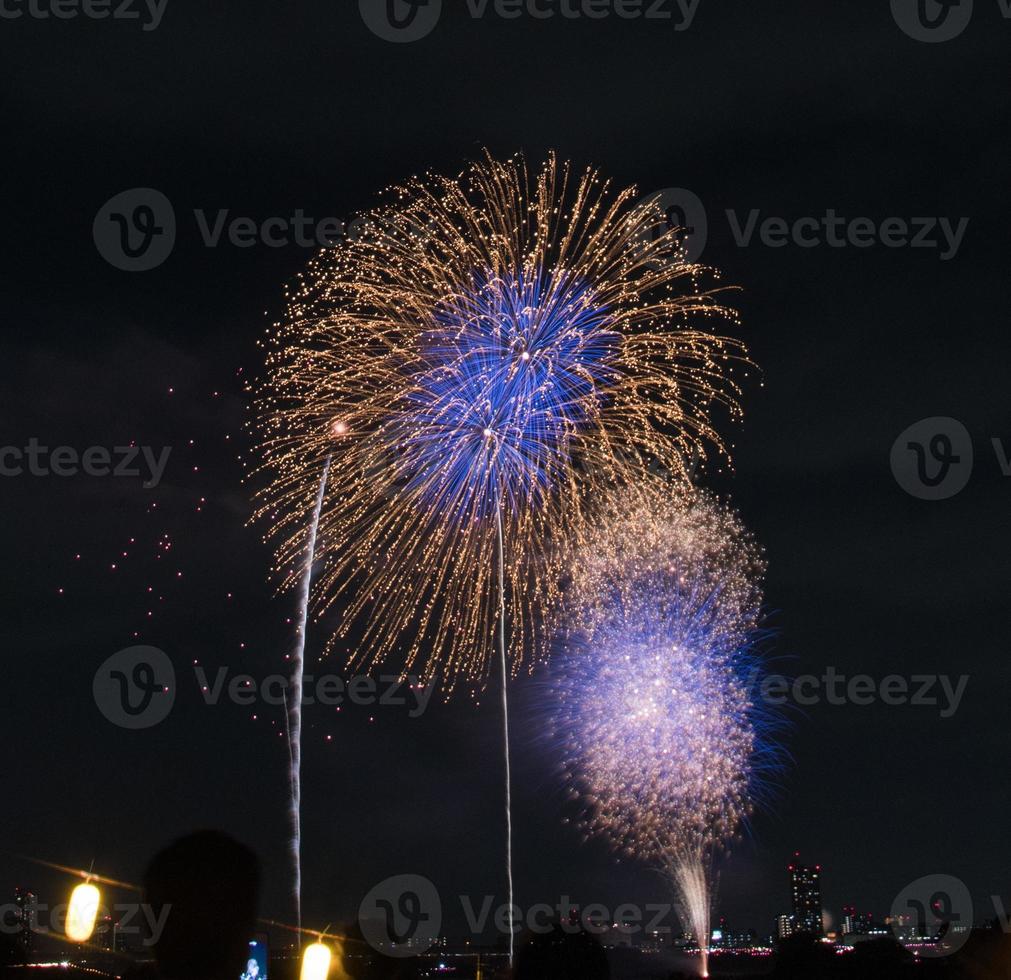 festival de feux d'artifice en été à tokyo photo