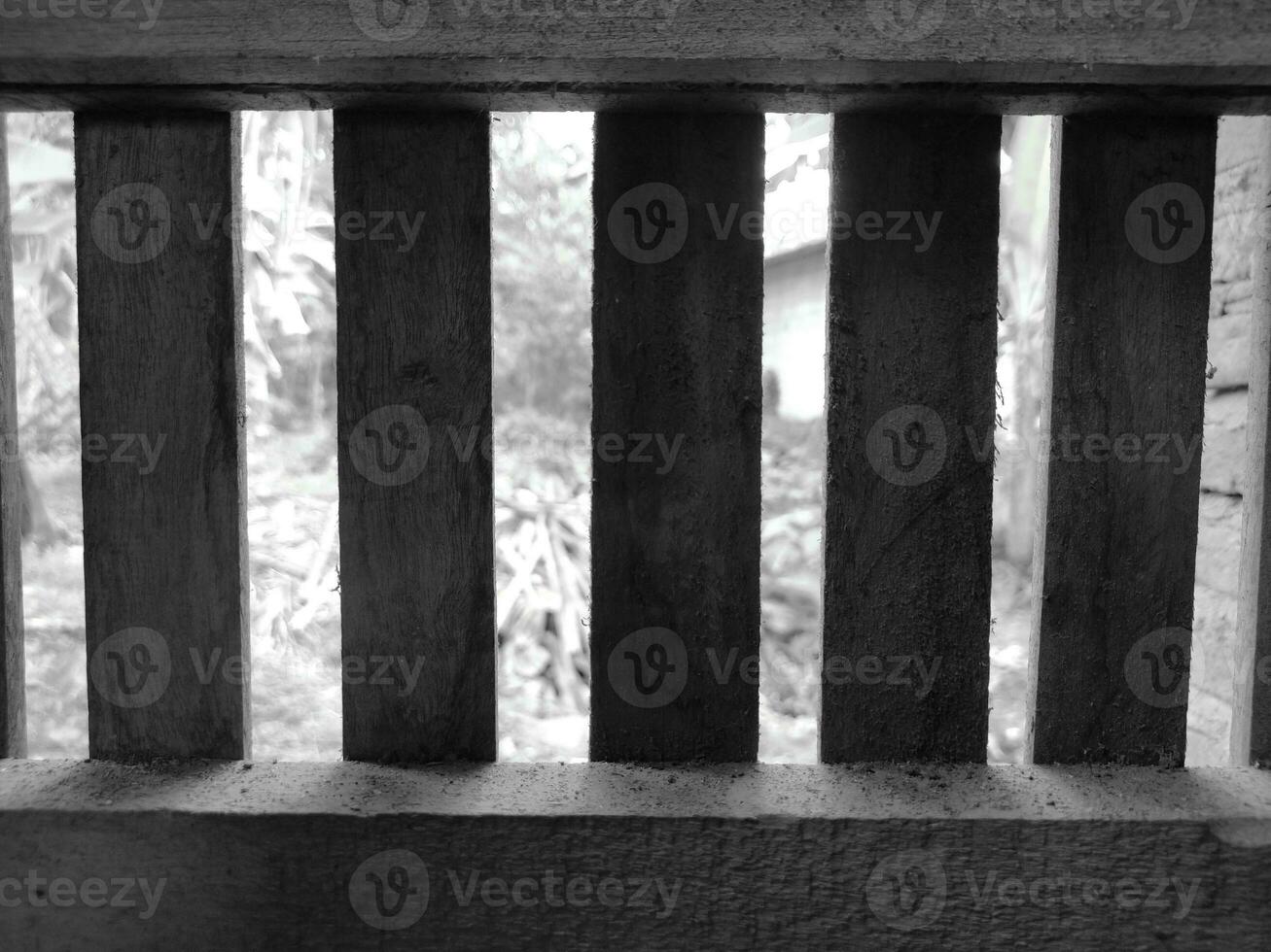 photo de le air évents dans mon de grand-mère loger, noir et blanc, similaire à le ventilation dans une prison