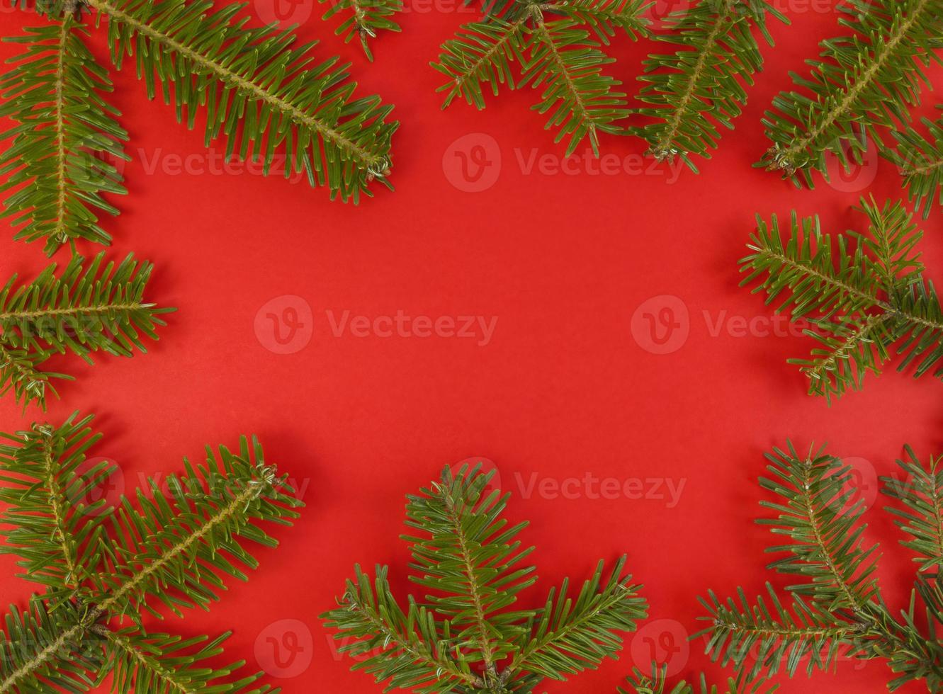 Noël Plat Poser Avec Cadre De Branches De Sapin Sur Fond Rouge Et Copie Espace à Lintérieur Photo