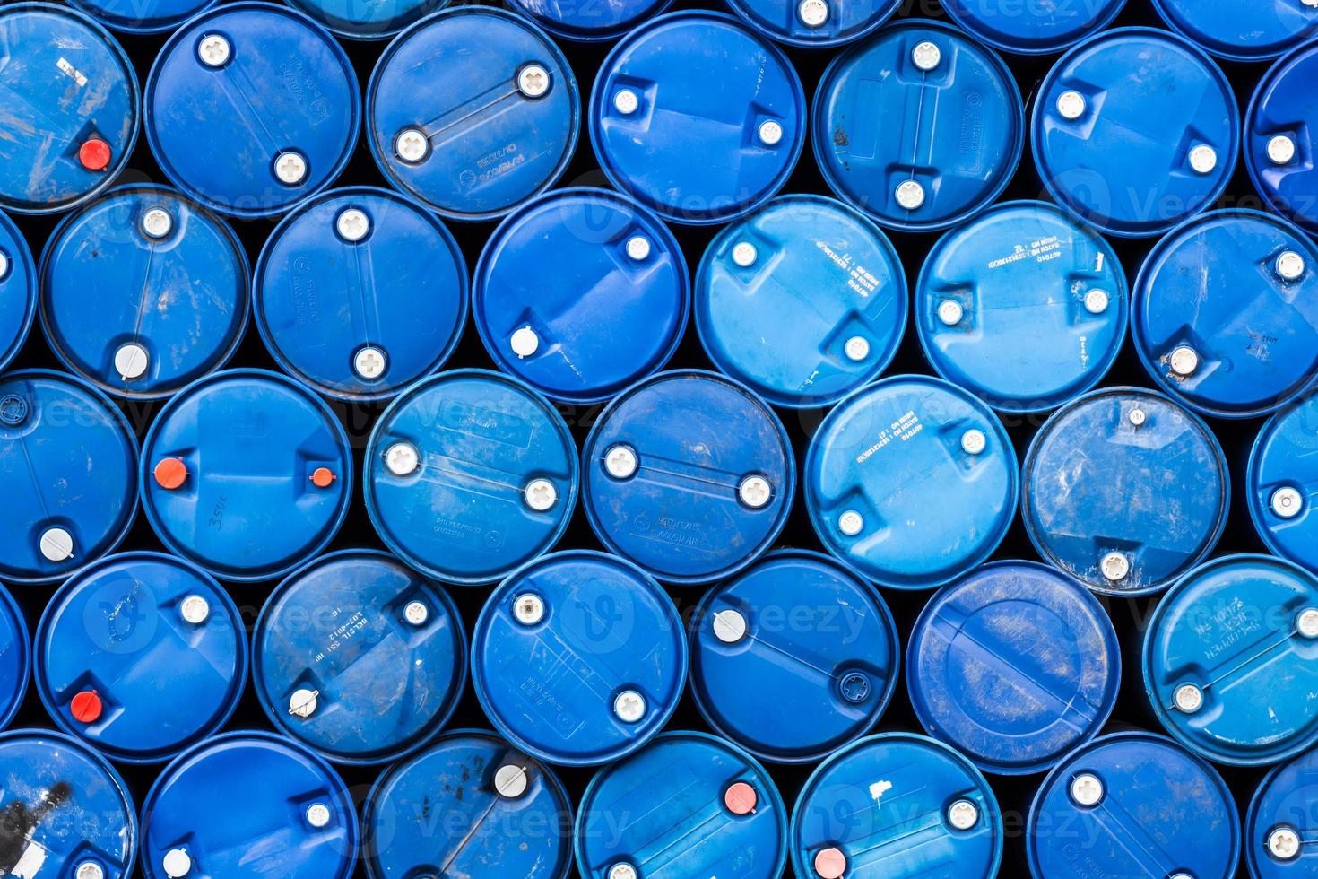 un fond industriel de barils de pétrole bleu photo