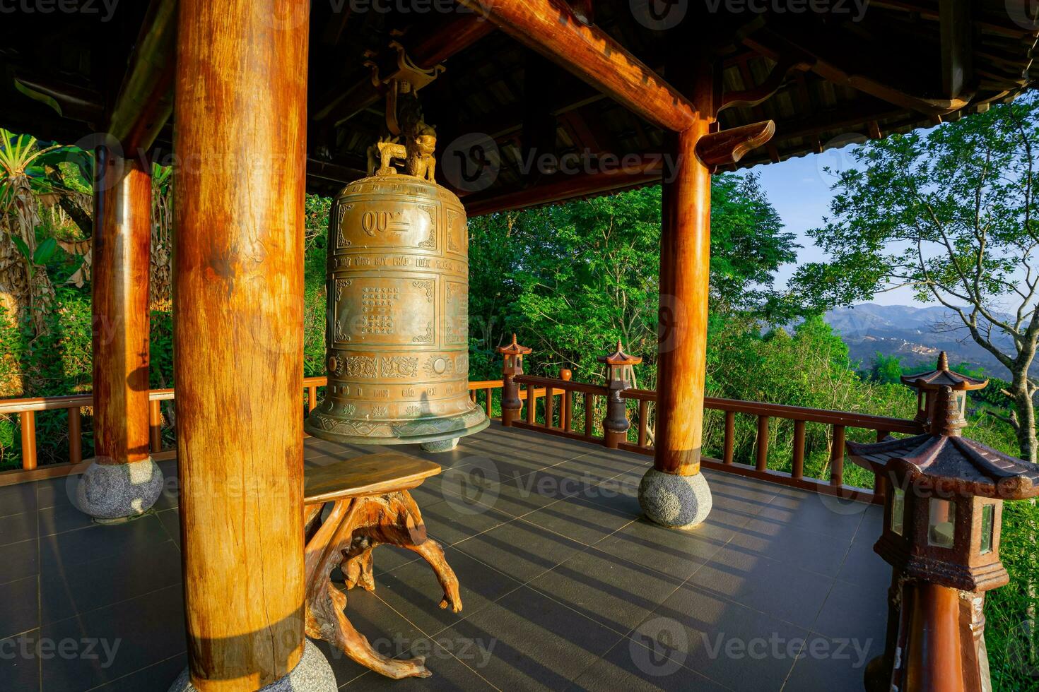 le cloche la tour à ligne qui phap un temple, près bao loc ville, lam dong province, vietnam. photo