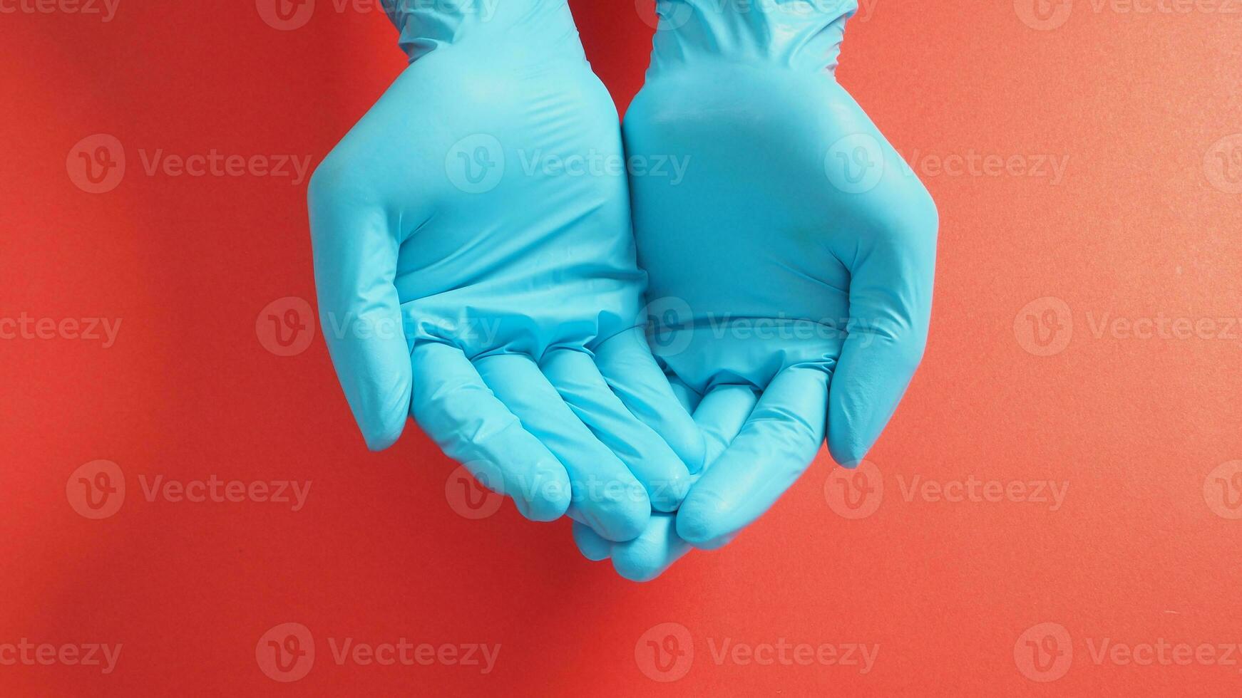 vide deux main avec gants Faire signe pour Aidez-moi sur rouge Contexte. photo