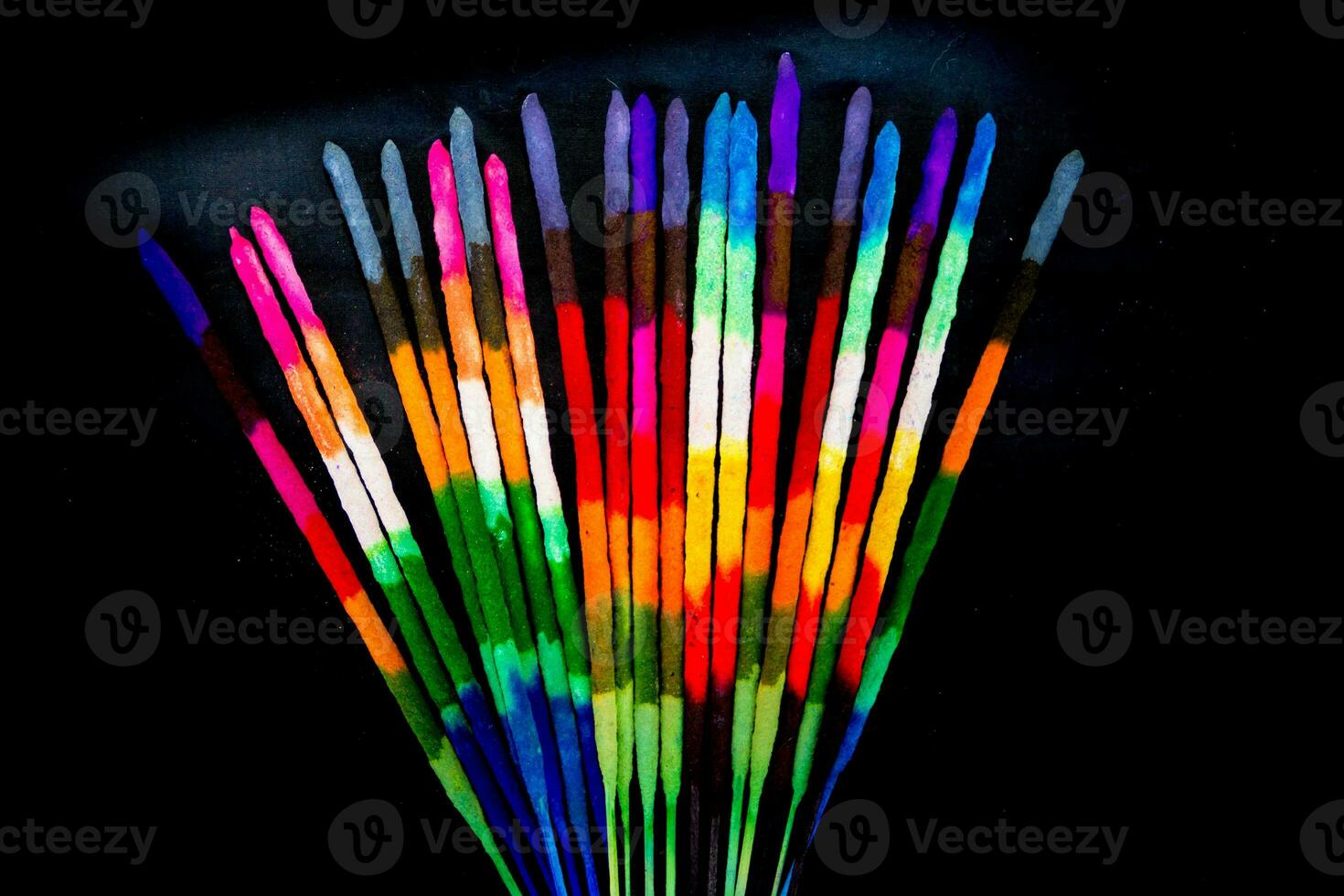 coloré et fragrance Fait main encens des bâtons sur noir Contexte photo
