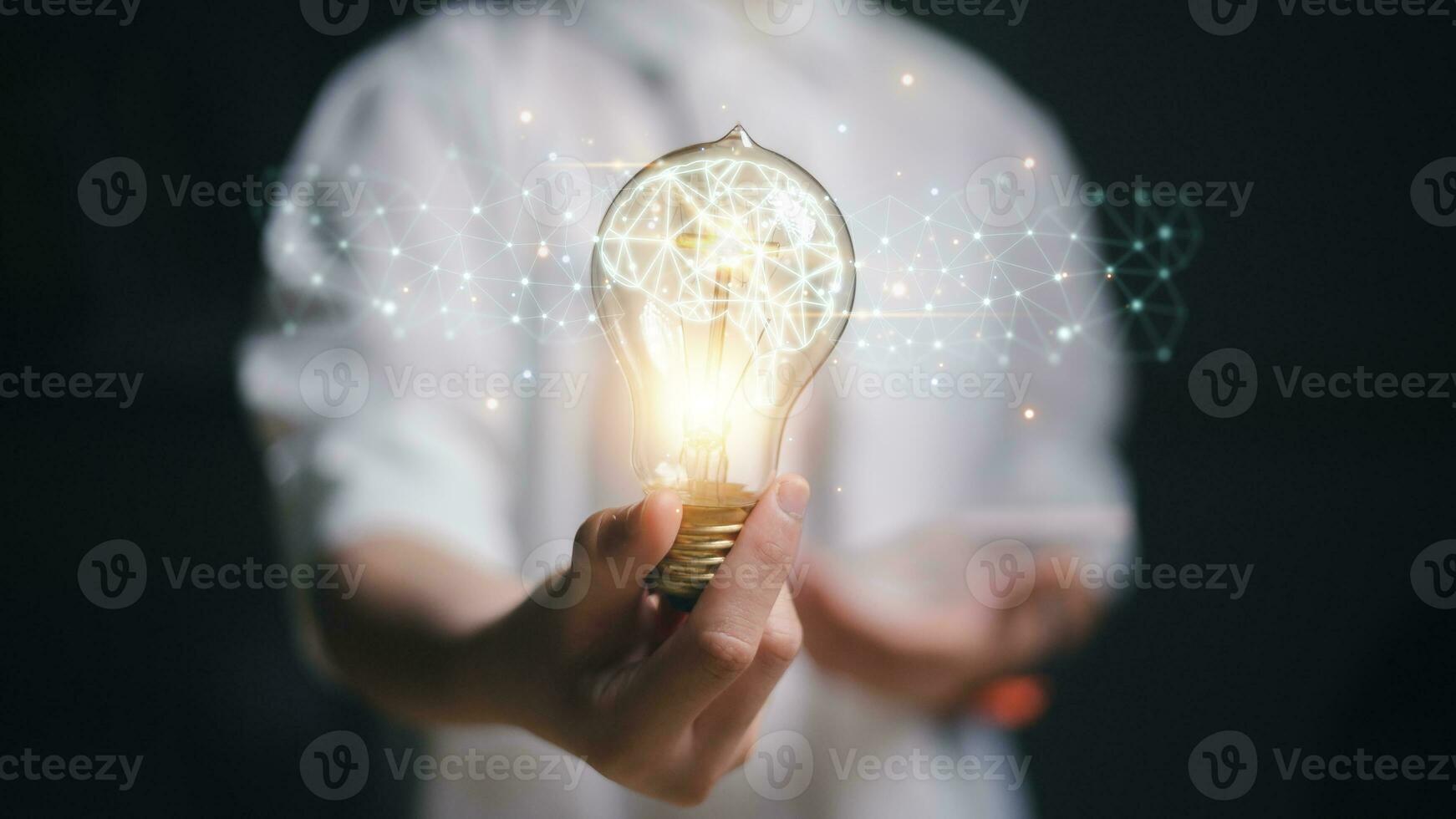 Nouveau des idées avec innovant La technologie et Créatif concepts. lumière ampoule avec une cerveau à l'intérieur le mains de le femme d'affaires. le concept de le affaires idée. photo