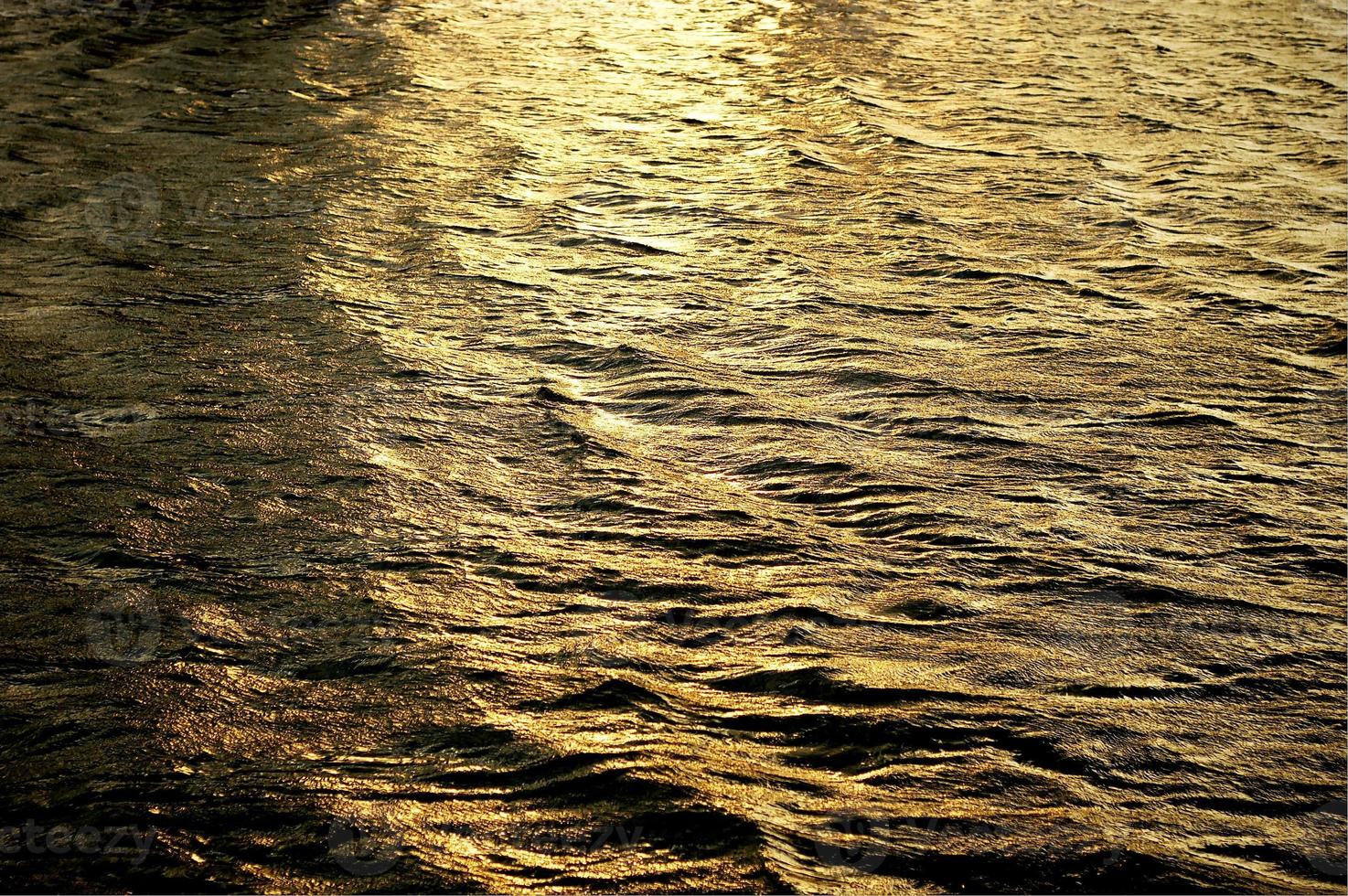 Beau coucher de soleil reflété sur la surface de l'eau photo