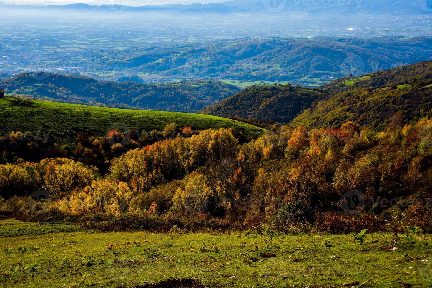 plaine et collines un jour d'automne photo