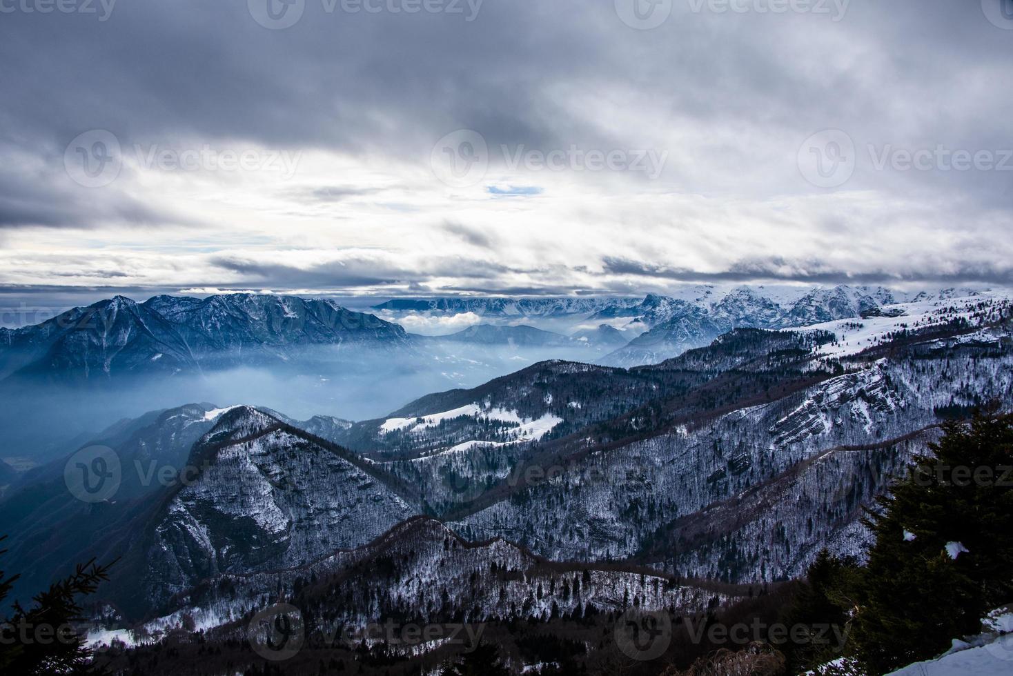 sommets alpins enneigés dans les nuages quatre photo