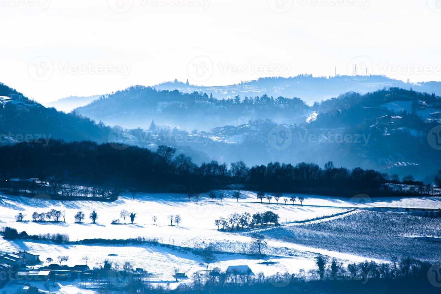 hils et brouillard dans la neige photo