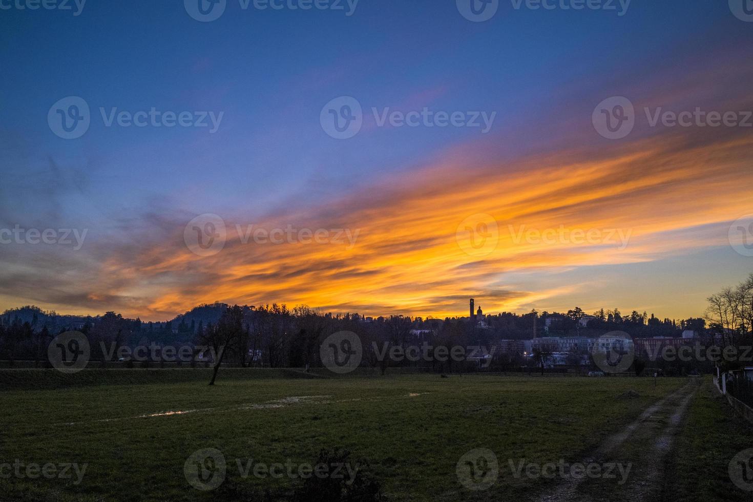 nuages orange sur les collines photo