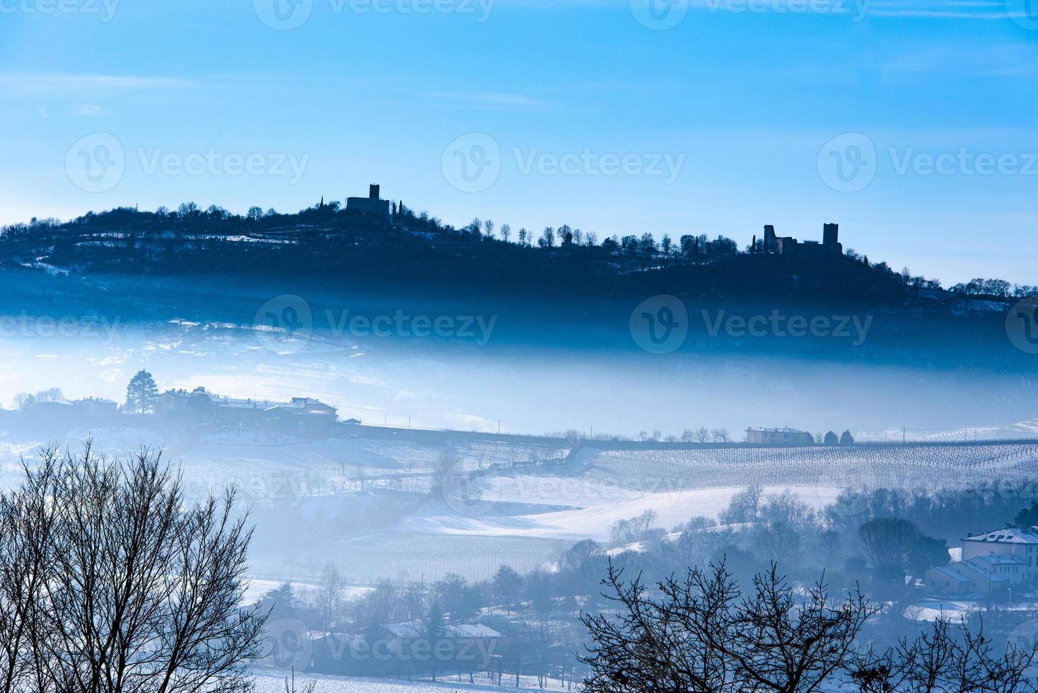 châteaux dans la neige et le brouillard photo