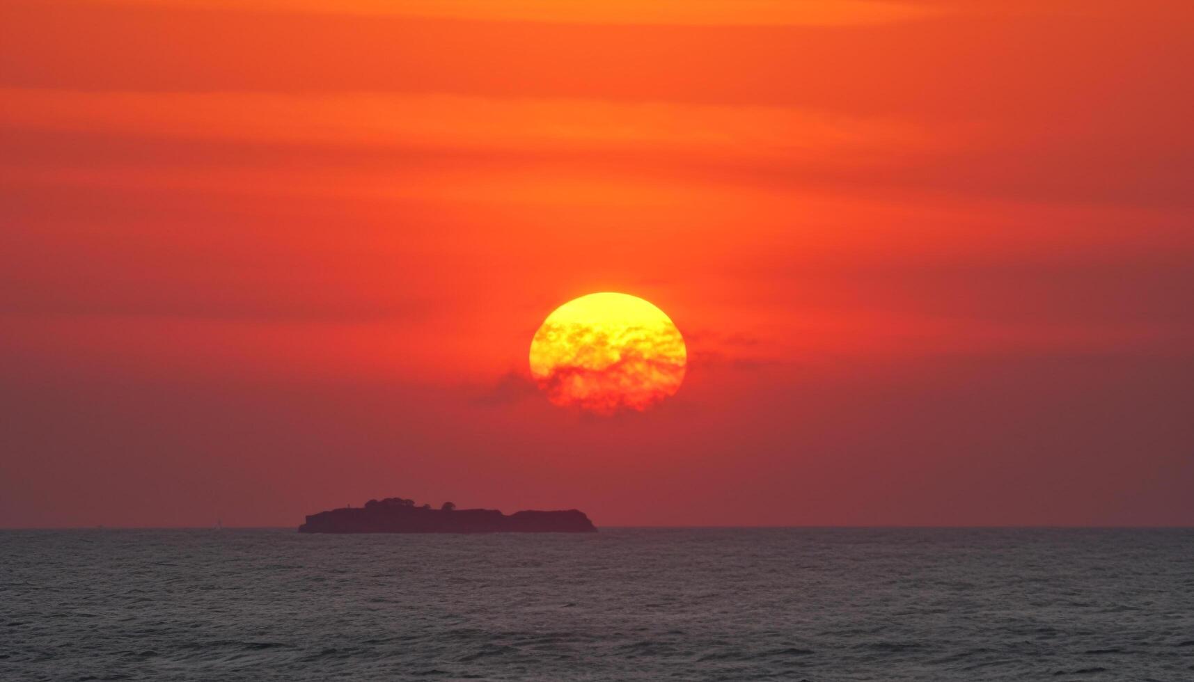 silhouette de voile navire sur tranquille paysage marin à crépuscule généré par ai photo