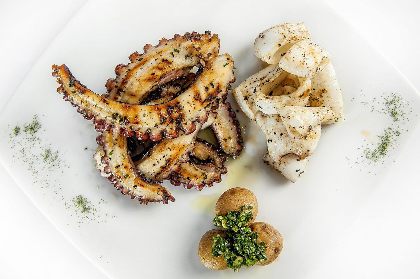 poulpe et calamars grillés aux légumes photo