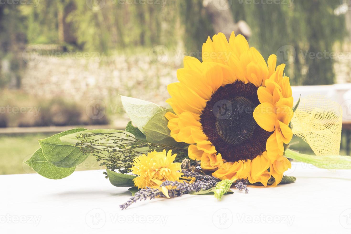 bouquet floral avec grand tournesol photo