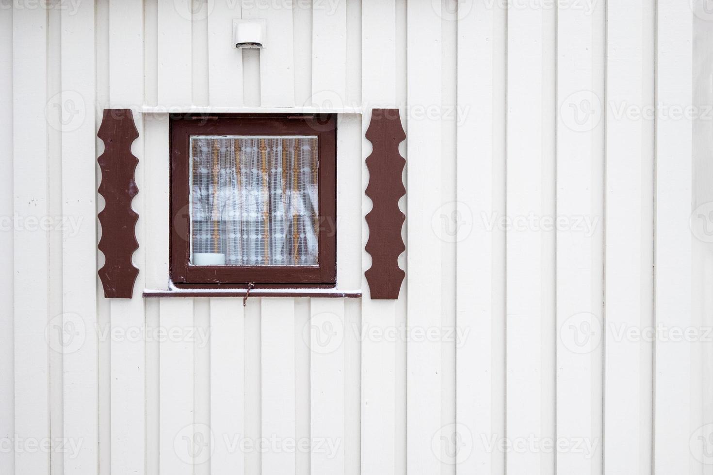 Extérieur fermer la fenêtre en bois avec rideau sur maison de mur en bois photo