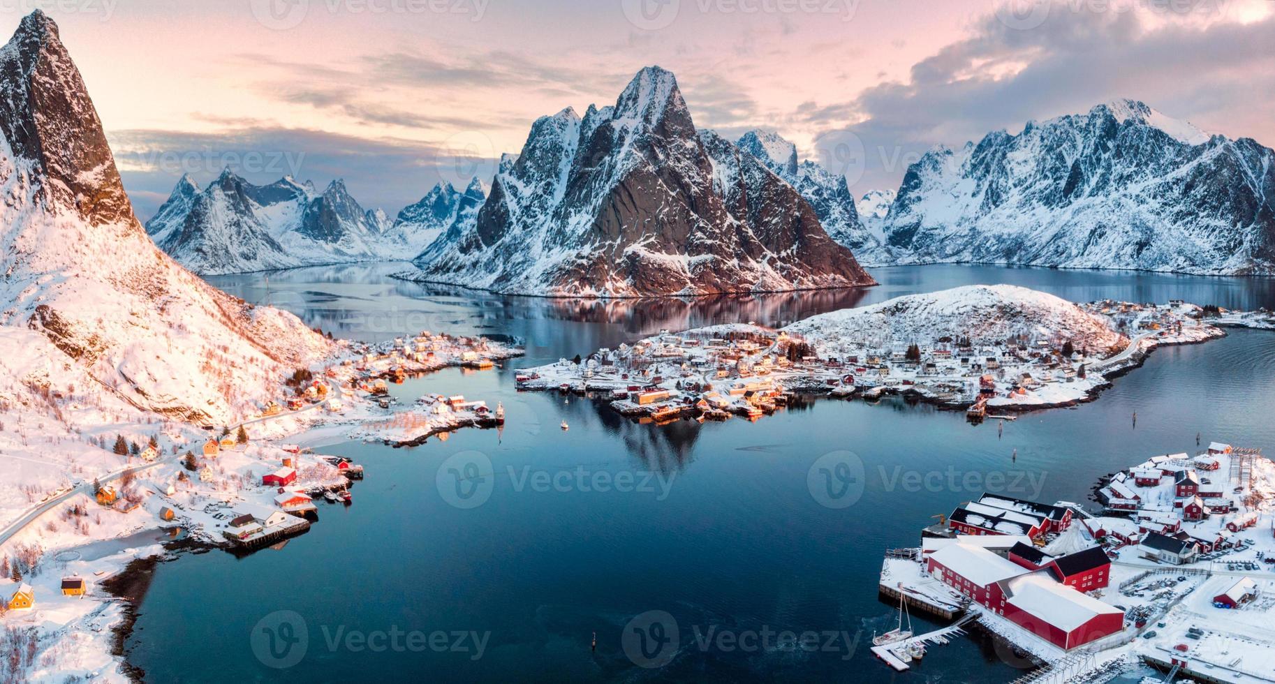 Vue aérienne du village de pêcheurs dans la montagne entourée sur la saison d'hiver photo