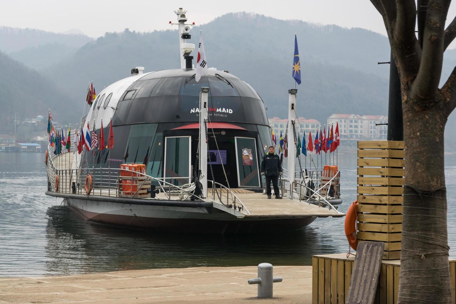 Gangwon-do, Corée 2016- navire à passagers pour les touristes à travers l'île photo