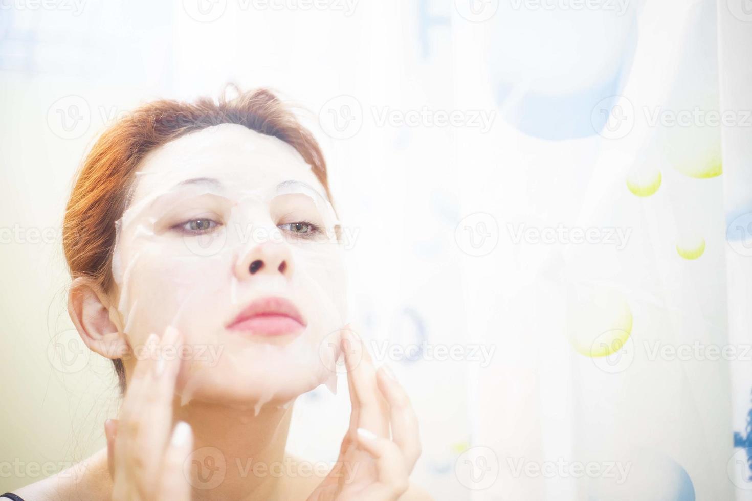 masque facial sur le visage de la femme photo