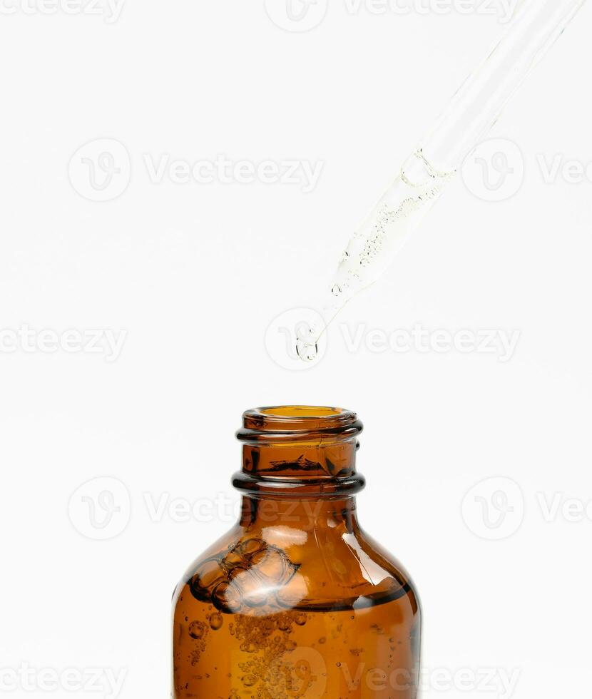 huile essentielle tombant du compte-gouttes en verre ambré