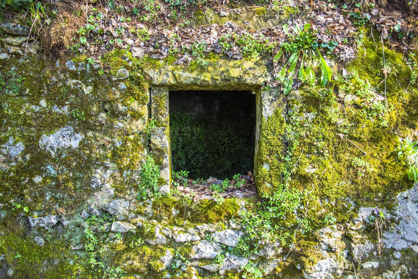 fenêtre sur le rocher antique photo