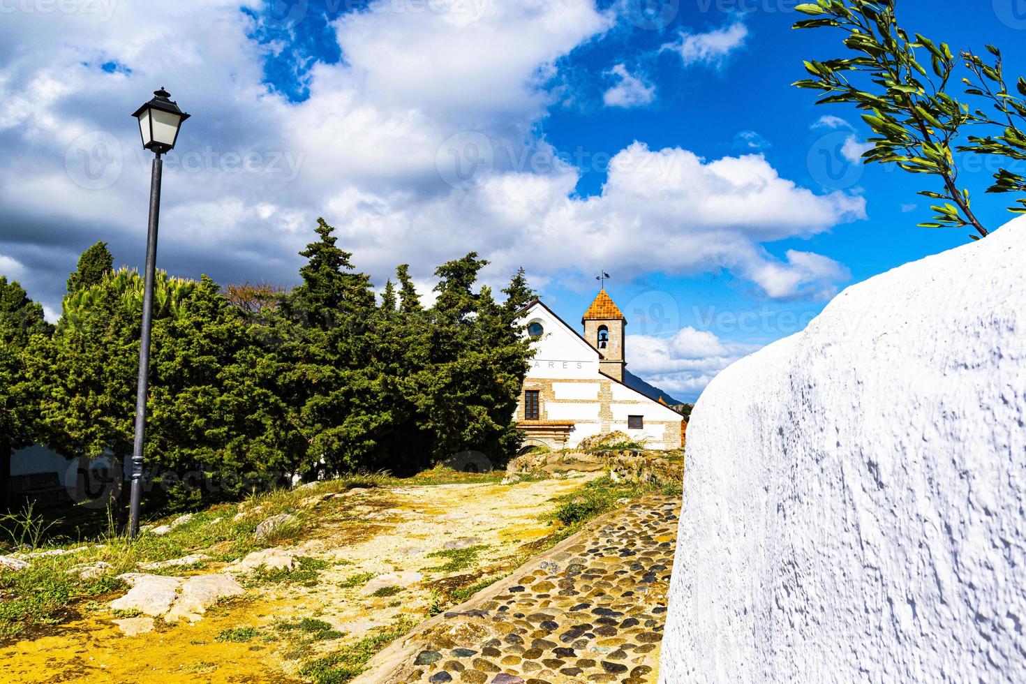 Chemin de mur de l'église de lampadaire photo