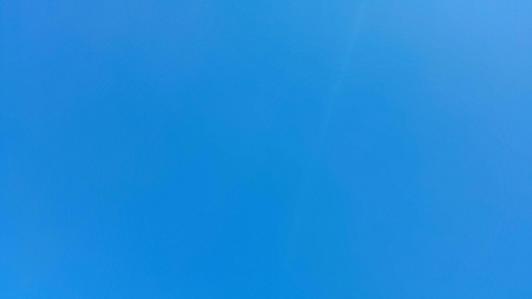 clair brillant bleu ciel Contexte. la nature concept photo