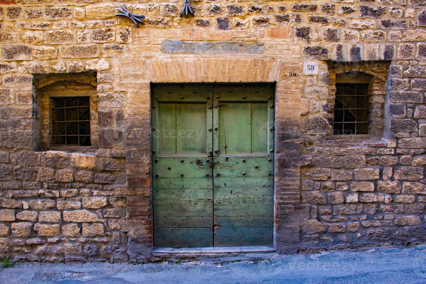 porte verte et pierres photo