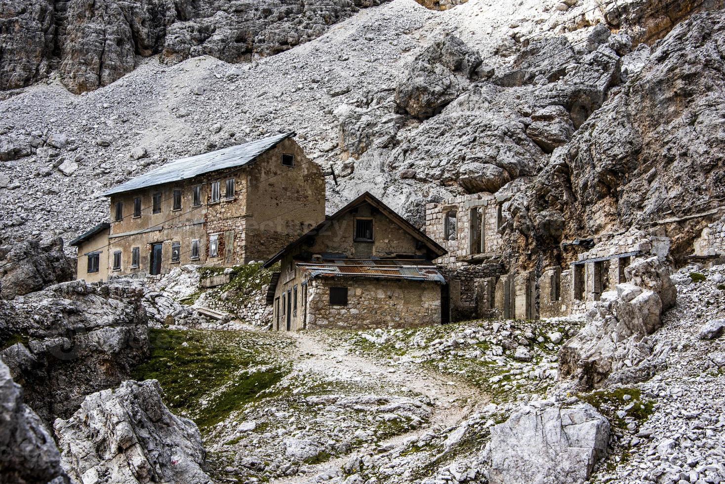 maison abandonnée dans les montagnes photo