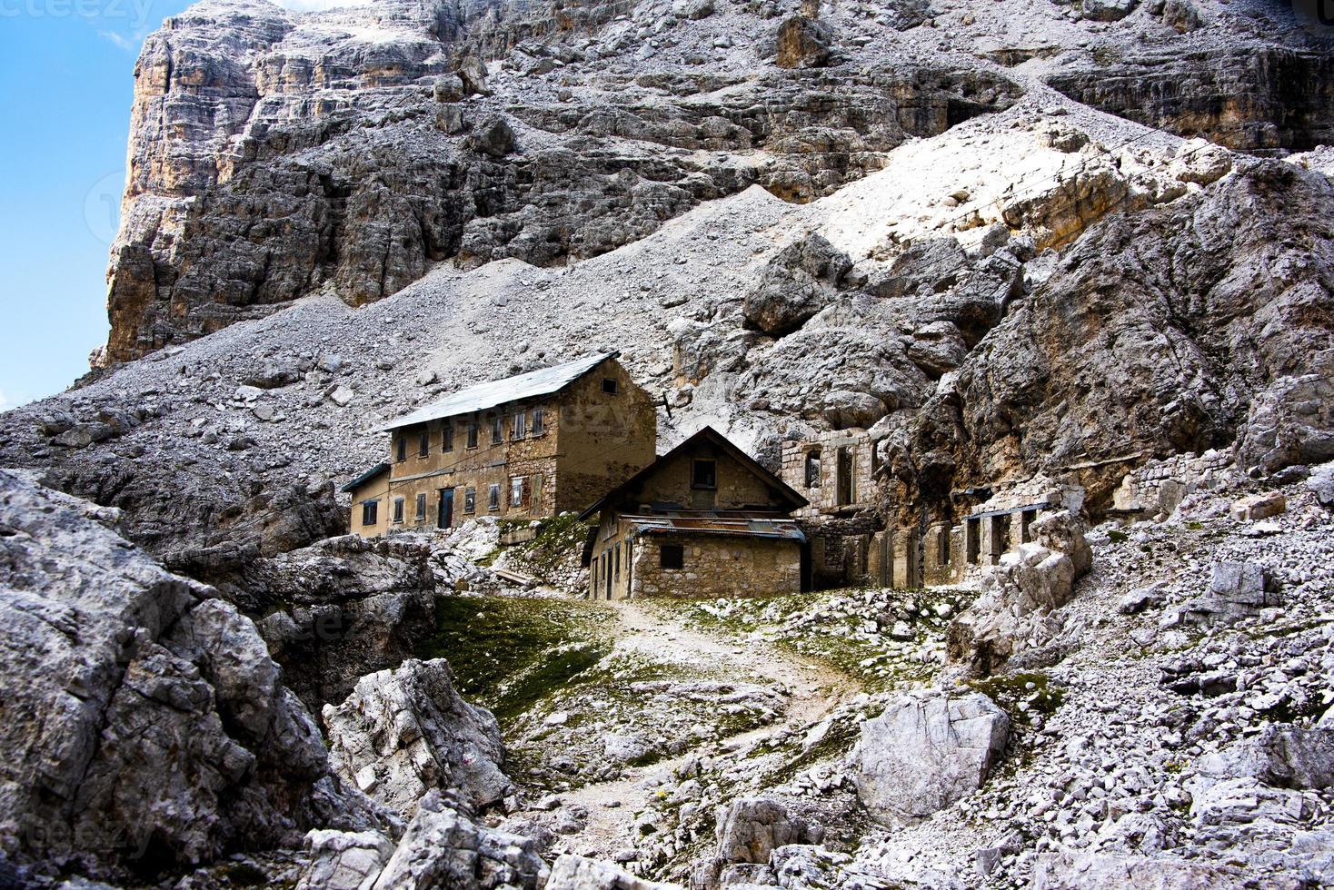 bâtiment abandonné dans les dolomites photo