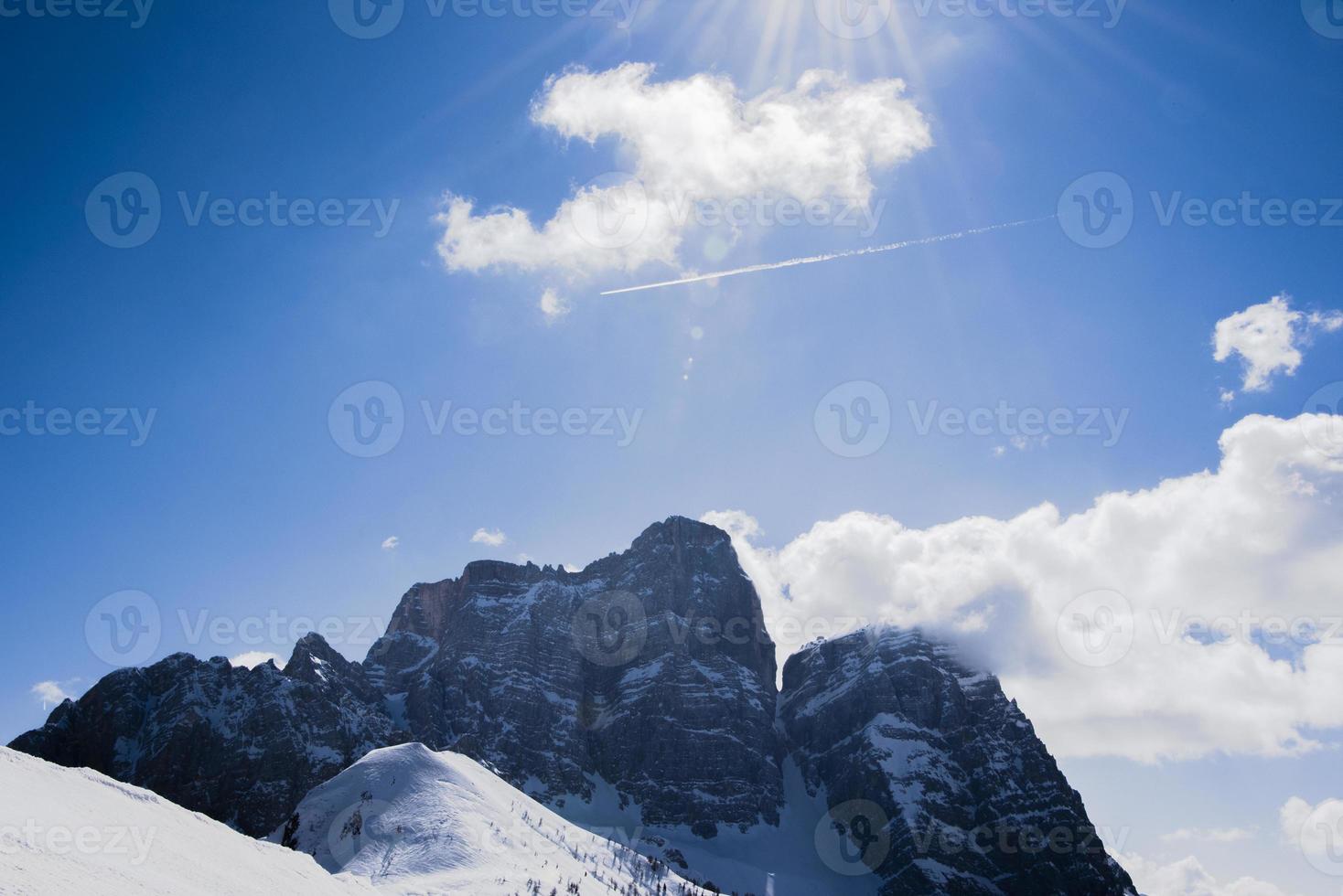 ciel et montagne enneigée photo