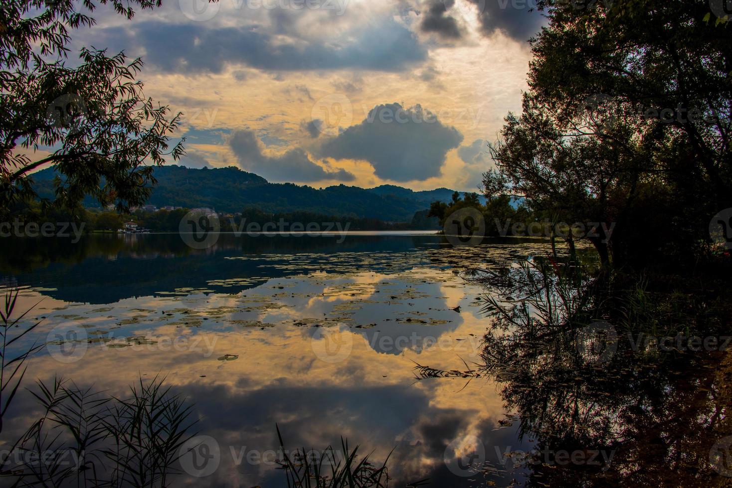 coucher de soleil orange sur un lac photo