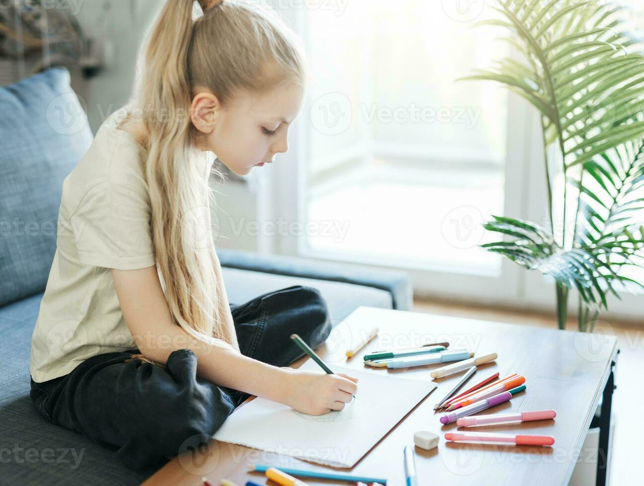 enfant fille dessin avec coloré des crayons photo