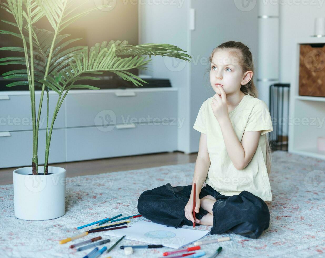 enfant fille dessin avec coloré des crayons photo