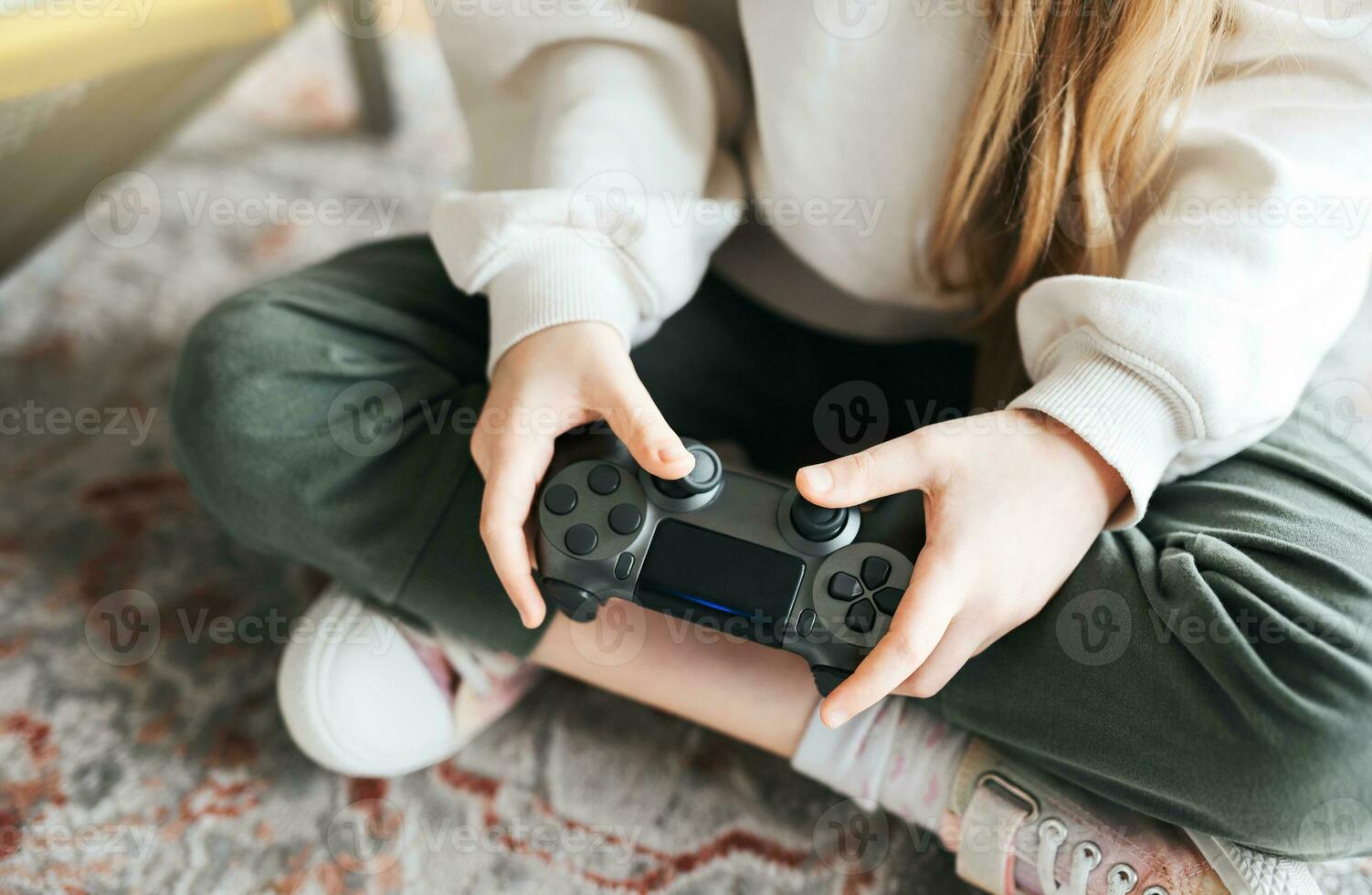 peu fille en jouant sur Jeux console photo