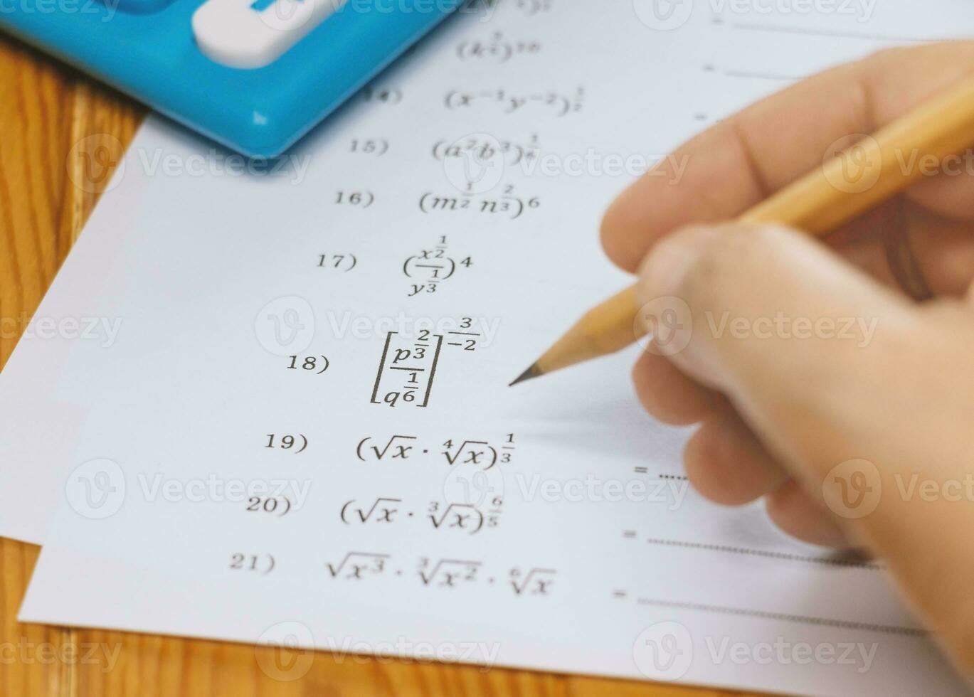 math problèmes sur bureau dans classe photo