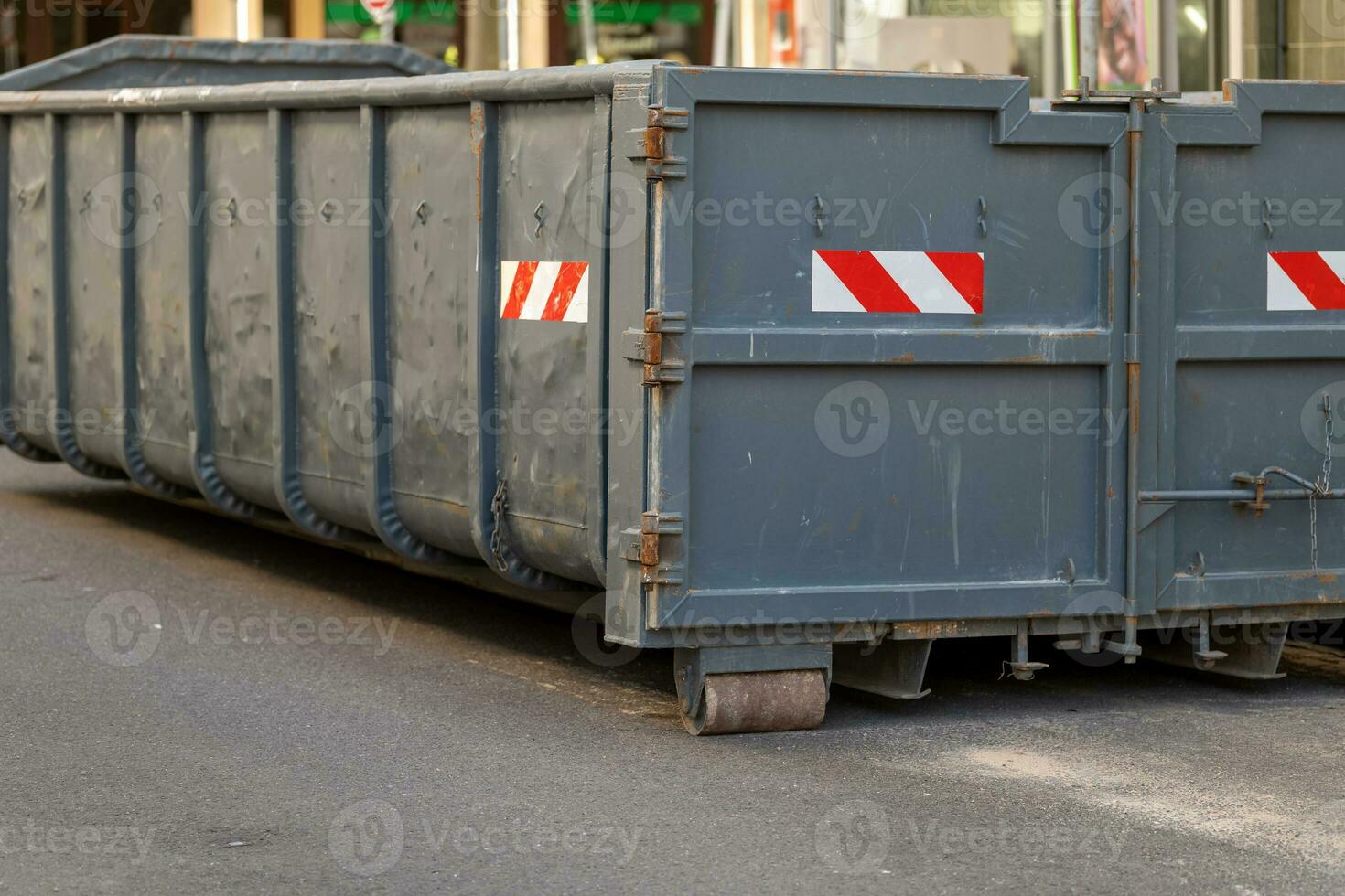 une grand débris récipient sur une route photo