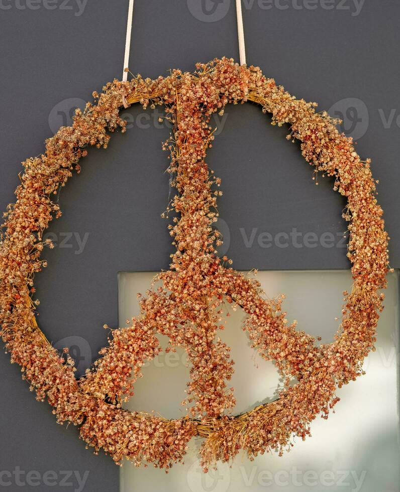 une paix signe comme décoration avec fleurs photo