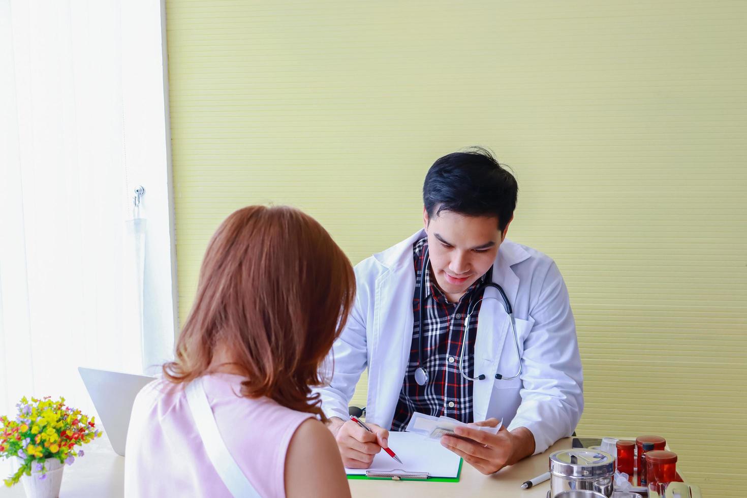 les médecins asiatiques donnent des conseils aux patients souffrant de dépression photo