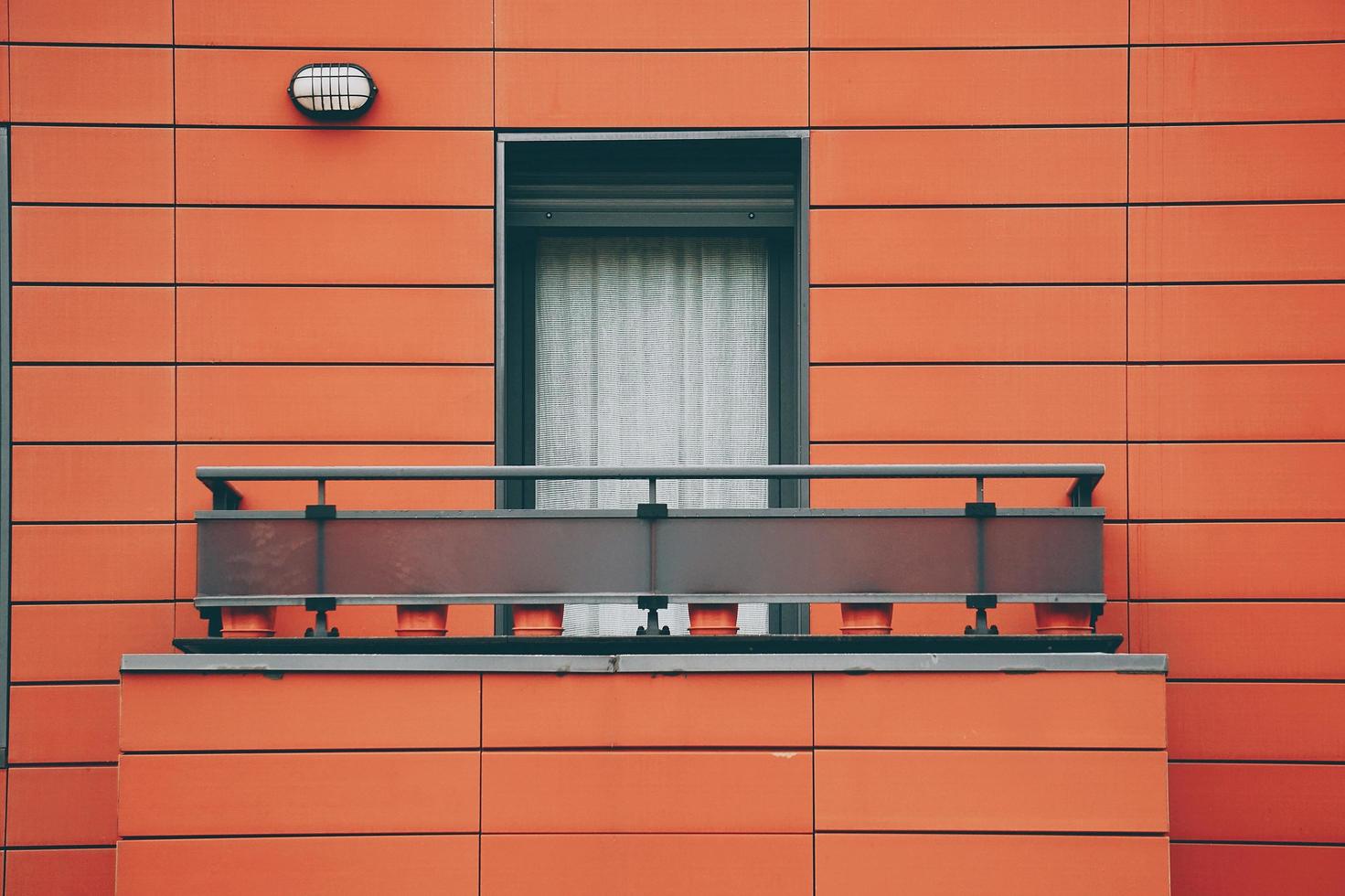 fenêtre sur la façade rouge de la maison photo